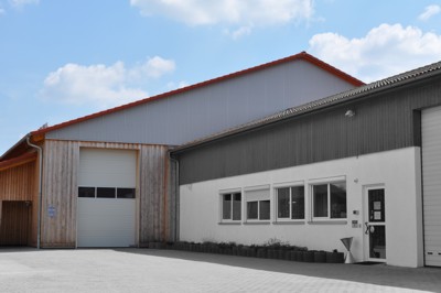 Hauptsitz Dorfbach - Halle 3 (Hintergrund) - Palettenlager, Warenein- und Ausgang